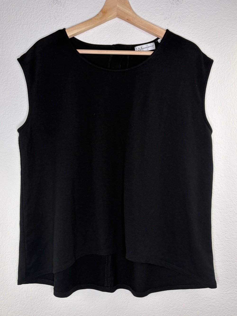BLACK NEIMAN MARCUS BOXY SLEEVELESS TOP SIZE MEDIUM